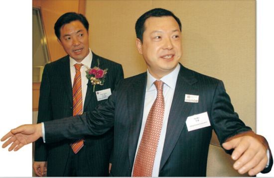 圖為2007年洛陽鉬業登陸港股時，時任洛陽鉬業董事長段玉賢（左）與當時公司的第二大股東——鴻商產業董事局主席于波（右）現身上市儀式。圖片來自于網絡