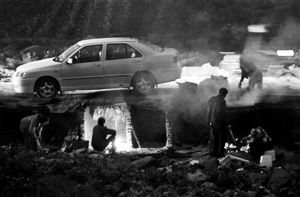 近日,四川達州民眾在政府規劃點或城郊自行熏制臘肉