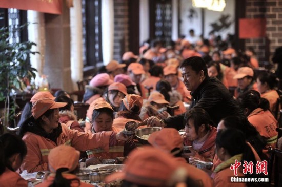 重慶老板擺50多桌酒席宴請556名環衛工