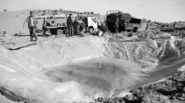 騰格里沙漠部分污染地被填埋 記者採訪被限自由