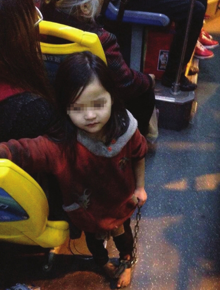 長沙小女孩光腳手拿鐵鏈乘公交 隨行女子上車就說沒錢