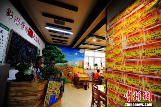 蘭州“90後”創意“教室火鍋”：美食里追童趣（圖）