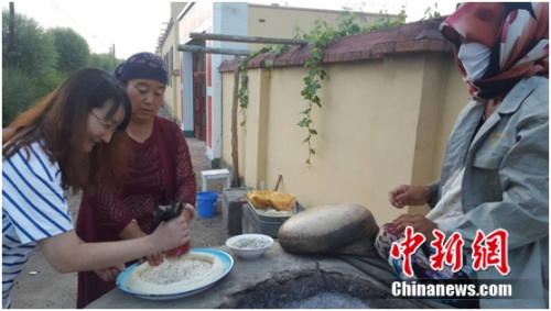 新疆巴州博湖縣烏蘭再格森鄉民宿里的做馕體驗。體驗者供圖