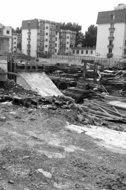 建築工地圍擋里打自備井 日夜施工噪音擾民 建築工地圍擋里打自備井 日夜施工噪音擾民