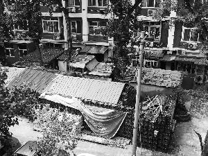 一層樓高啤酒佔地6年 逼停小區綠地改造 一層樓高啤酒佔地6年 逼停小區綠地改造