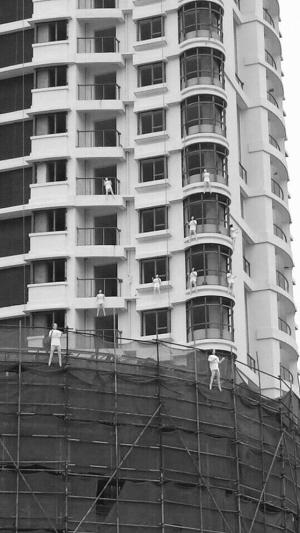 溫州一樓盤售罄股東沒見錢 挂“充氣娃娃”維權 溫州一樓盤售罄股東沒見錢 挂“充氣娃娃”維權