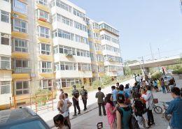 太原6層居民樓地基遭長期浸泡 出現15度傾斜(圖) 太原6層居民樓地基遭長期浸泡 出現15度傾斜(圖)