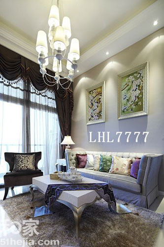 花朵的裝飾畫,和絲綢面料的古典繡花抱枕。 花朵的裝飾畫,和絲綢面料的古典繡花抱枕。