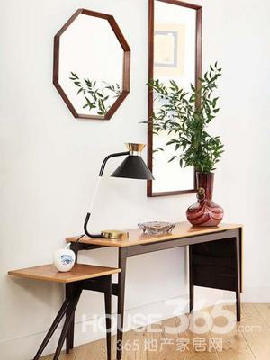 牆上挂著兩幅大小不一的鏡子