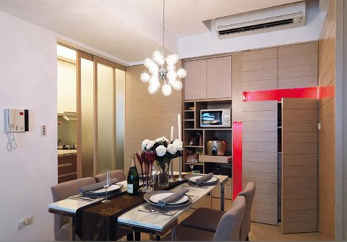 ，很不錯的吊頂設計，尤其是吊燈的搭配，展現家居的時尚質感，簡約的布局設計，很好哦。