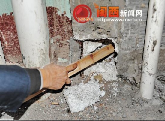 男子裝修發現“豆腐渣”工程 部分牆體用泡沫填充