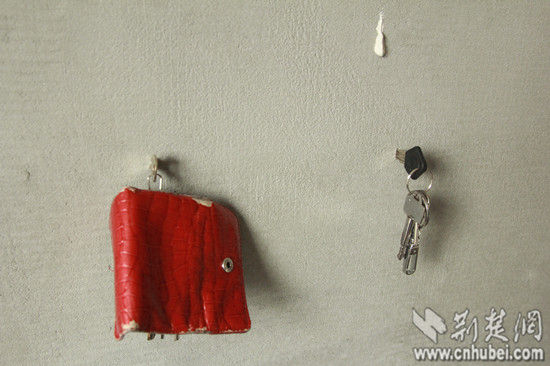 記者和業主試著將多把鑰匙插入牆內