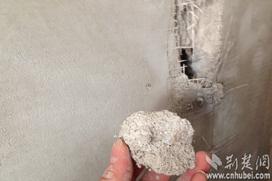 記者用手一抓就能抓下一大塊牆面填充物。中建三局總承包公司的文總工程師依據經驗判斷，該樓盤內牆保溫層為無機玻化微珠保溫砂漿和膠粉聚苯顆粒保溫漿料。