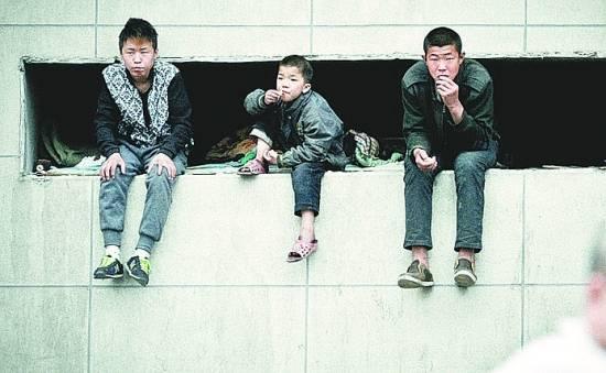 牆洞里的孩子：探訪城市流浪兒的“穴居”人生