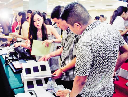 私人定制西服一套3萬 設計師打"飛的"上門量身