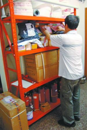 海量快件讓小區物業"躺槍" 有償代收快遞可行嗎? 海量快件讓小區物業"躺槍" 有償代收快遞可行嗎?