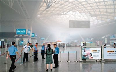 昨日15時許,廣州南站候車廳內肯德基餐飲店空調主機冒煙。“新華視點”微博發