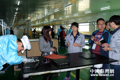 　　聚焦“一圈一帶”——第十屆中國網絡媒體山東行採訪團走進聊城茌平縣瑞華電子科技有限公司參觀採訪。