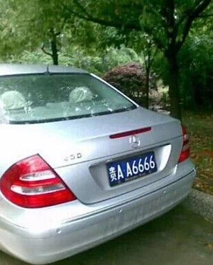 “老幹媽”獲政府獎勵A8888車牌 勞斯萊斯曝光