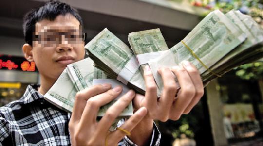 不滿銀行凍結信用卡 一市民要開600本1元存折 不滿銀行凍結信用卡 一市民要開600本1元存折