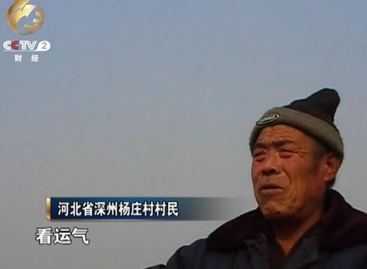 村民告訴記者，用渠里的水澆地完全看運氣。