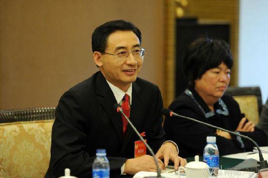 今日（27日）下午，東莞兩會的政協分組討論中，東莞市委常委、宣傳部部長潘新潮談到掃黃後如何修復形象時說，其中“一招”就是，邀請明星和名人來給東莞“點讚”。