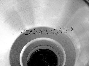 桶頂部打印標簽顯示保質期從2014年7月22日至2015年10月22日，即15個月。