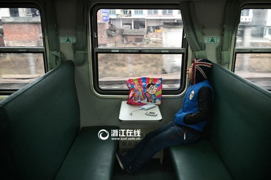 當車的臨客列車負責人介紹，杭州貴陽3599/3600臨客列車主要為了在浙打工的黔湘贛務工人員開設，單向流動的特點讓這列臨客節前出發普遍超員30%以上，返程旅客一般都在100人左右，節後情況則相反。他認為這樣返程“虧本”的情況說明春運是有一定公益性質的。