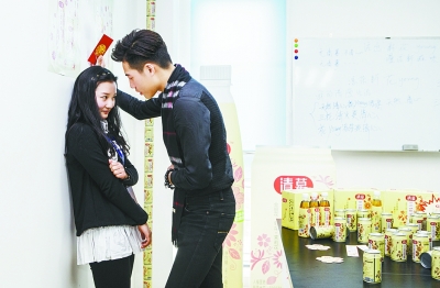 最意外年終獎:老板請帥哥給女員工