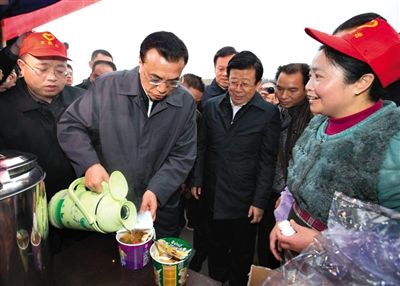 昨日,在貴州考察時,李克強為返鄉農民工衝泡面。