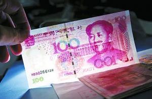 2013年1月22日淩晨5時30分許,彭大祥在家中被捕。據彭大祥交代,他從小就愛繪畫,因為“不懂電腦技術”,所以他的假幣膠版圖案都是他自己手繪而成的。資料圖片