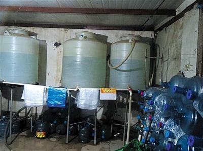 小作坊制名牌桶裝水 過濾鐵罐布滿鏽