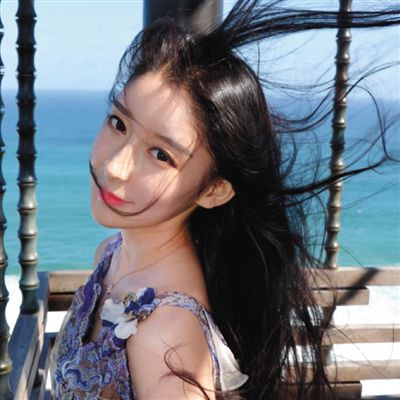 90後網絡女紅人賣“毒面膜” 自稱年收入七位數