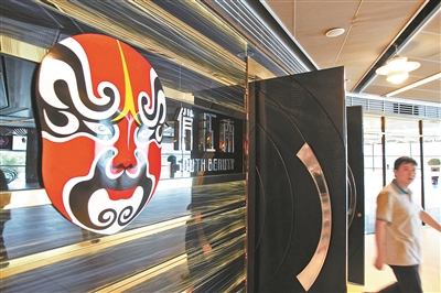 7月31日淩晨，微信公眾號“金融八卦女”發文《俏江南餐廳陰陽菜單專挑長江商學院EMBA土豪下手》的文章爆料，某學員在俏江南東方廣場店吃飯點菜後，服務員又返回說點的魚沒有可換一種，顧客沒問價就同意換，結果一個家常水煮魚菜花了1198元。這名EMBA學員在班級群里曬賬單發文抱怨點菜“被坑”。