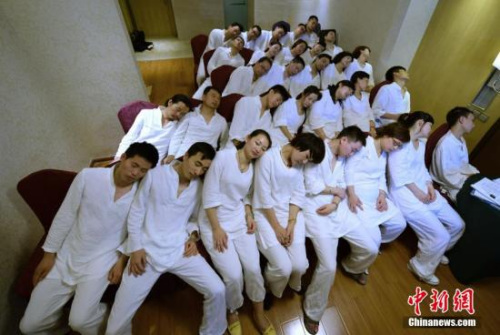 資料圖：長沙某睡眠班，首批報名的學員均為“白領”階層，優質的睡眠或有助于緩解他們平日的工作壓力。<a target='_blank' href='http://103.249.53.35/gate/big5/www.chinanews.com/' _fcksavedurl='http://103.249.53.35/gate/big5/www.chinanews.com/'></table><p  align=
