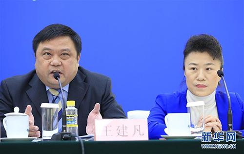 財政部稅政司司長王建凡（左）和全國人大常委會法工委經濟法室副主任王清出席新聞發布會，回答關于《中華人民共和國環境保護稅法》的問題