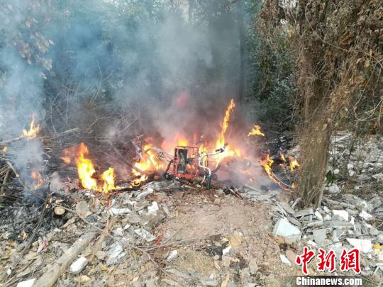 清晨8點20分，三聖花鄉景區管理局巡邏隊隊員彭勇趕到現場，共享單車正被烈火焚燒，現場濃煙滾滾。　鐘欣　攝