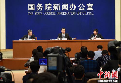 2月27日,國務院新聞辦公室在北京舉行新聞發布會,交通運輸部部長李小鵬(中)介紹交通運輸推進供給側結構性改革有關情況,並答記者問。中新社記者 張勤 攝