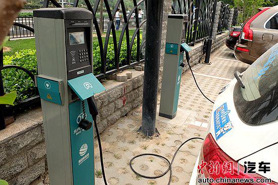 資料圖:正在充電的新能源汽車。