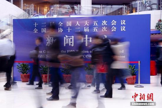 2月27日，位于北京梅地亞中心的十二屆全國人大五次會議和全國政協十二屆五次會議新聞中心啟用。新聞中心二層設有新聞發布廳、境內記者組、外國記者組、港澳臺記者組和採訪接待室。中新社記者 杜洋 攝