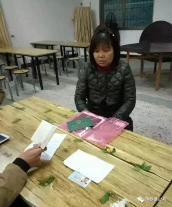 農婦徐小喬到相關部門為自己20年前買的養老保險不能兌現討說法。     受訪者供圖