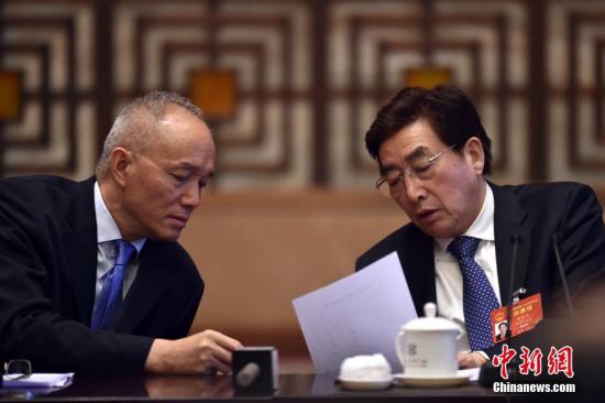3月6日，十二屆全國人大五次會議北京代表團舉行全體會議，審議政府工作報告。圖為全國人大代表、中共北京市委書記郭金龍（右）和全國人大代表、北京市長蔡奇交談。<a target='_blank' href='http://103.249.53.35/gate/big5/www.chinanews.com/' _fcksavedurl='http://103.249.53.35/gate/big5/www.chinanews.com/'></table><p  align=