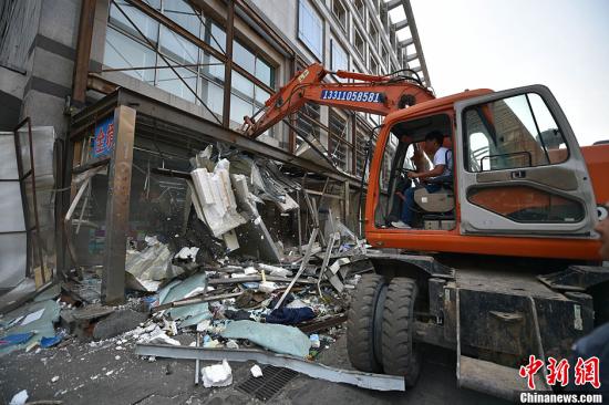 資料圖：2016年5月30日上午，北京市西城區政府聯合城管、公安等多部門聯合執法對位于動物園批發市場的615.64平方米違建進行拆除。<a target='_blank' href='http://103.249.53.35/gate/big5/www.chinanews.com/' _fcksavedurl='http://103.249.53.35/gate/big5/www.chinanews.com/' ></table><p  align=