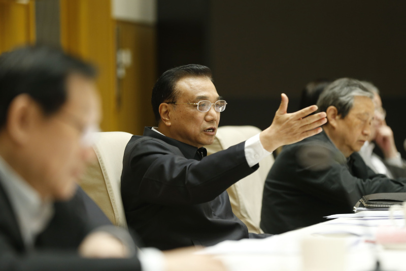 【李克強：市場對人民幣的信心顯著增強】李克強總理18日在貫徹新發展理念培育發展新動能座談會上說，今年一季度中國外貿大幅度增長，很重要的一個原因是市場對人民幣的信心顯著增強。因為外界對人民幣匯率有穩定預期，才願意下更多的“長單”。中國將繼續保持人民幣匯率在合理均衡水平上的基本穩定。