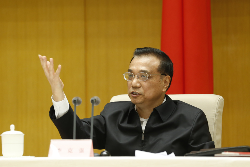 【李克強：新動能成長一靠環境，二靠載體】李克強總理18日在貫徹新發展理念培育發展新動能座談會上說，堅持創新、協調、綠色、開放、共享新發展理念，推動新舊動能轉換，環境和載體是兩個基本要素。“放管服”改革為新動能成長創造更好環境，創新驅動發展戰略和“雙創”為新動能成長提供更好載體。