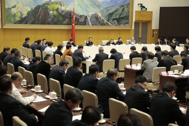 【李克強形象比喻新舊動能轉換：“無中生有”與“有中出新”有機統一】李克強總理18日在貫徹新發展理念培育發展新動能座談會上強調，實現經濟結構轉型升級，須加快新舊動能轉換。這種轉換既來自“無中生有”的新技術新業態新模式，也來自“有中出新”的傳統產業改造升級。兩者相輔相成、有機統一。