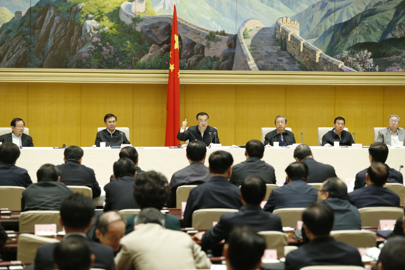 【李克強：政府要把精力更多放在監管上】李克強總理18日在貫徹新發展理念培育發展新動能座談會上說，如何對新動能和“雙創”進行合理有效監管，既支持創新又防止偏差，是我們面臨的新課題。政府要把精力更多放在監管上，探索包容審慎的監管制度，對新業態、新模式等不要一上來就“管死”。