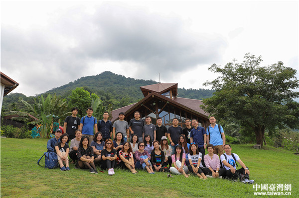 媒體團成員在那瑪夏區民權小學合影。（中國臺灣網 李岳  攝）