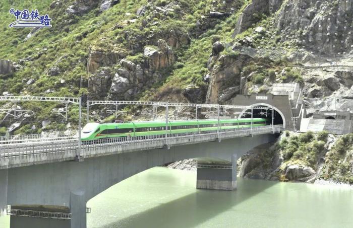 拉薩至林芝鐵路6月25日開通運營,復興號高原內電雙源動車組同步投入運營。圖片來源:中國鐵路