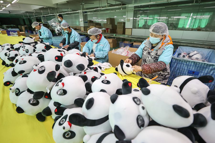“冰墩墩”車間生產忙。董嚴軍攝